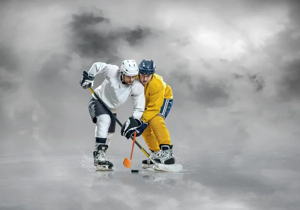 Jugadores de hockey sobre hielo en acción —  Fotos de Stock