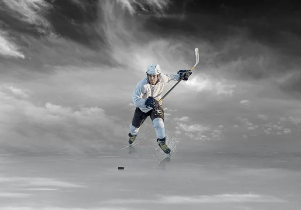 Хоккеист в действии — стоковое фото