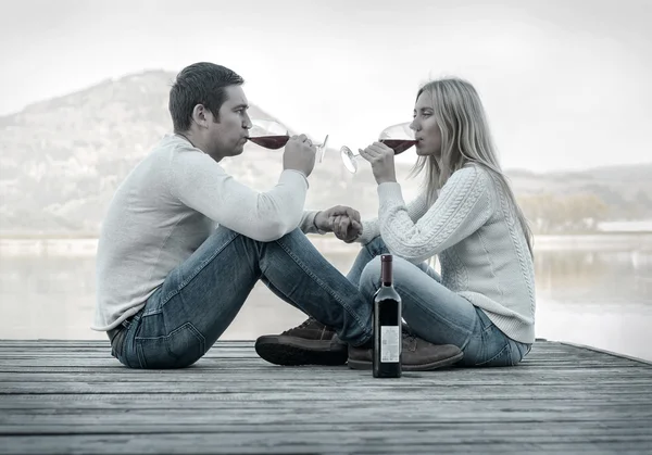 Pár na molu s červeným vínem — Stock fotografie