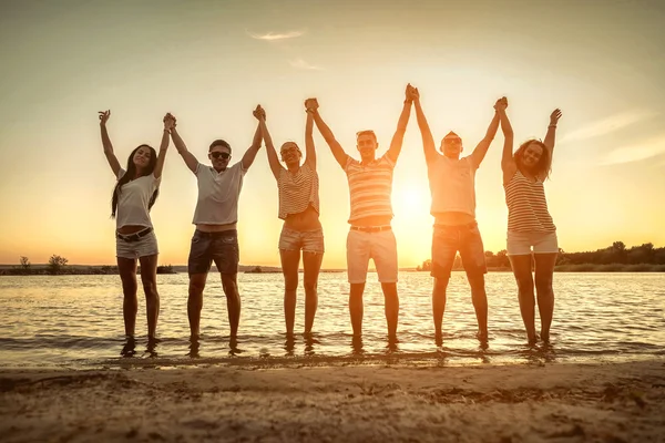 Sylwetka Grupy Młodych Ludzi Plaży — Zdjęcie stockowe