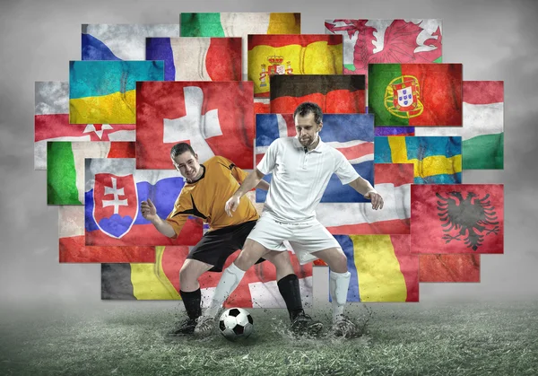 Jogadores de futebol em bandeiras de fundo — Fotografia de Stock