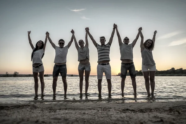 Silhouette Gruppo Giovani Sulla Spiaggia — Foto Stock