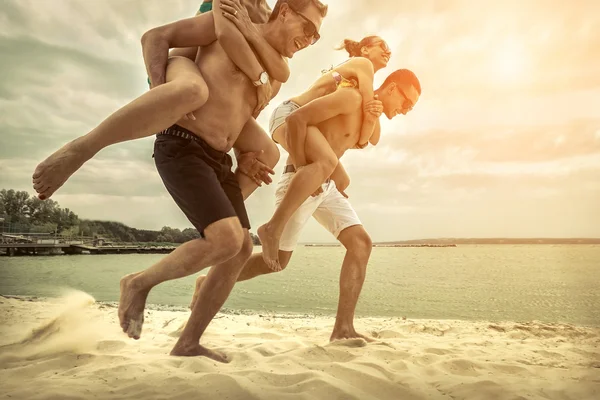 Vrienden Leuk Het Strand Zonlicht Zonsondergang — Stockfoto