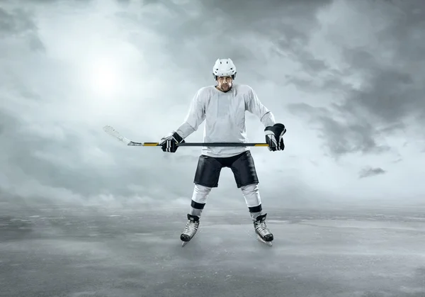 Jugador de hockey sobre hielo en acción —  Fotos de Stock