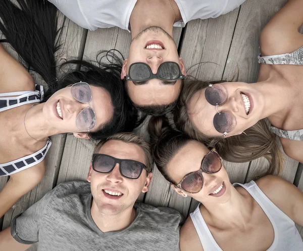 Porträtt Grupp Vänner Trä Bakgrund — Stockfoto