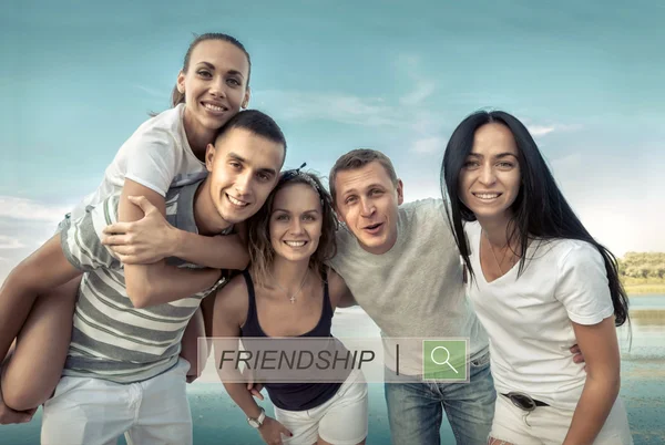 Grupo Amigos Felices Bajo Luz Del Sol — Foto de Stock