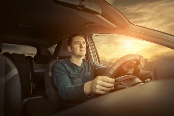 Mann fährt Auto. — Stockfoto