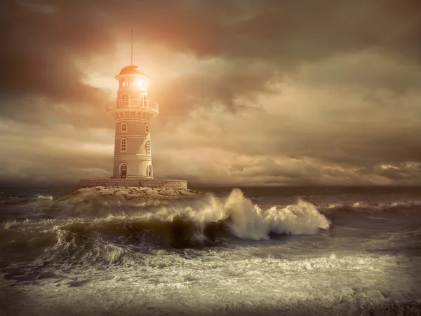 Faro en el mar bajo el cielo —  Fotos de Stock