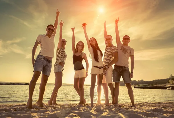 Sahilde arkadaşlar komik dans 