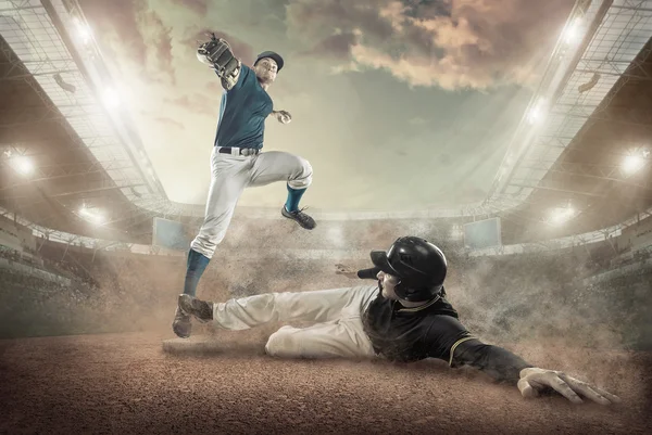 Jugadores de béisbol en acción — Foto de Stock