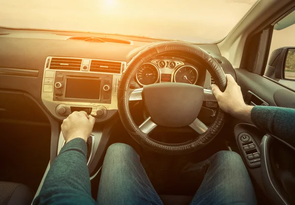 Mãos masculinas dirigindo um carro — Fotografia de Stock