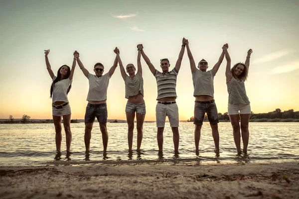 Silhouette Einer Gruppe Junger Leute Strand — Stockfoto