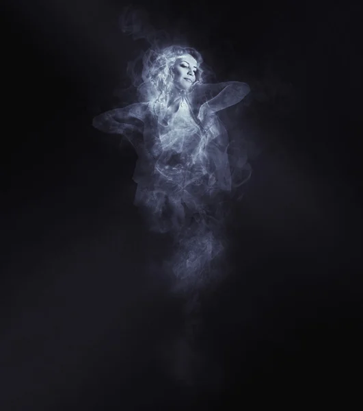 Bailarina de humo en la oscuridad — Foto de Stock