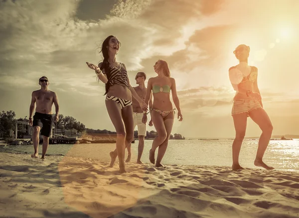 Vrienden Leuk Het Strand Zonlicht Zonsondergang — Stockfoto