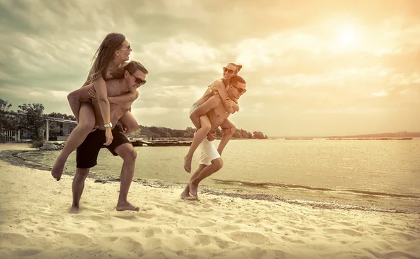 Φίλους Διασκέδαση Στην Παραλία Κάτω Από Φως Του Ήλιου Ηλιοβασίλεμα — Φωτογραφία Αρχείου