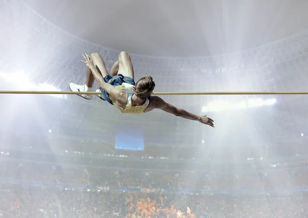 Atleta em ação de salto em altura — Fotografia de Stock