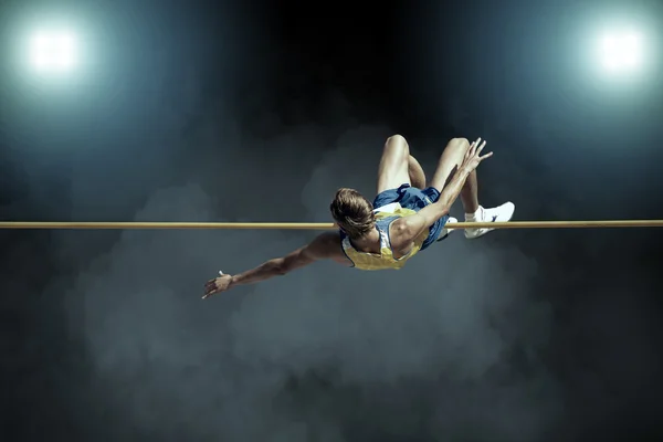 Atleta em ação de salto em altura — Fotografia de Stock