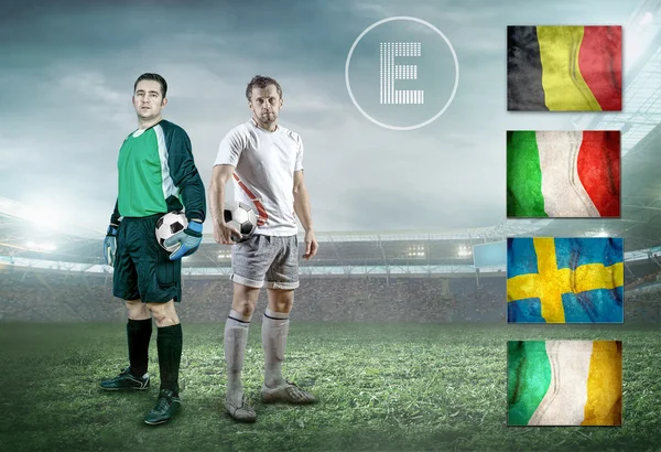 Jogadores de futebol ficam em campo — Fotografia de Stock