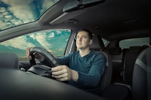 Mann fährt Auto. — Stockfoto