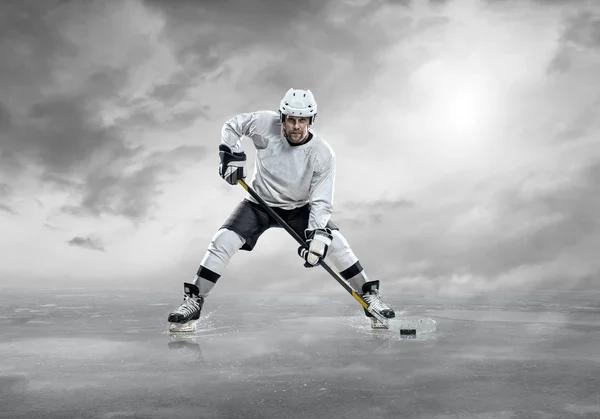 Jugador de hockey sobre hielo en acción —  Fotos de Stock