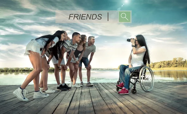 Disabili Fotografo Femminile Riprese Suoi Amici Sotto Luce Del Sole — Foto Stock
