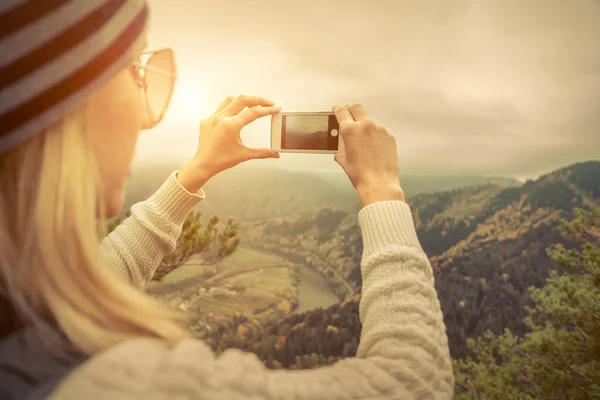 Mujer fotografiando vista de la naturaleza en las montañas — Foto de Stock