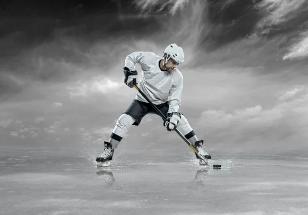 Jugador de hockey sobre hielo en acción —  Fotos de Stock