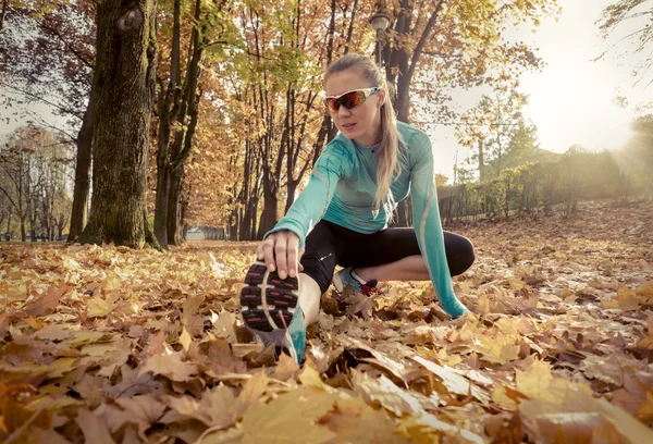 Mujer estirándose antes de una carrera —  Fotos de Stock