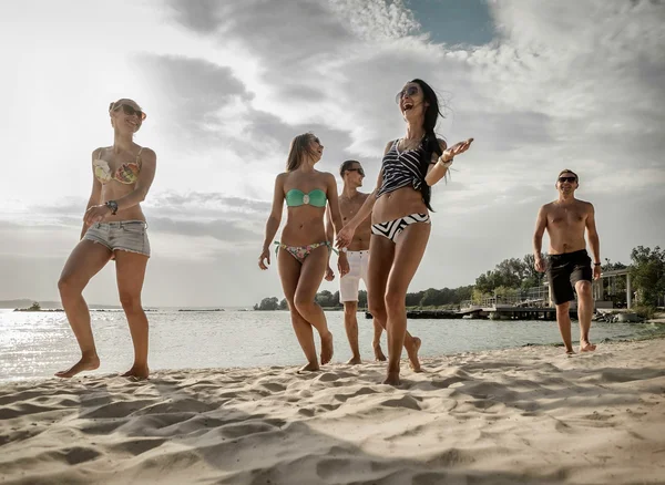 Amigos Diversión Playa Bajo Luz Del Sol Puesta Del Sol —  Fotos de Stock