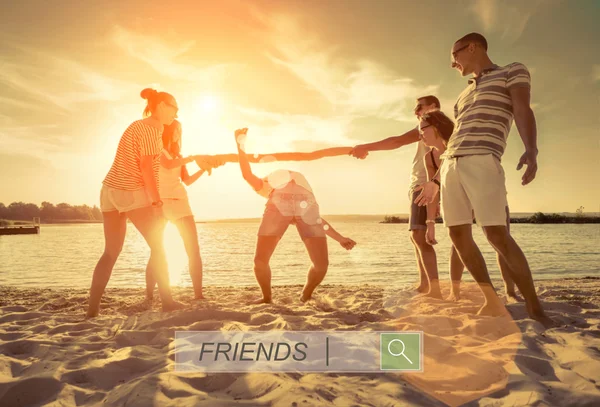 Друзі Смішна Гра Пляжі Під Заходом Сонця — стокове фото