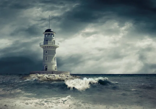 Farol no mar sob o céu — Fotografia de Stock