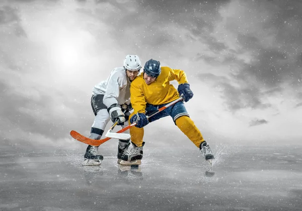 Les joueurs de hockey sur glace en action — Photo