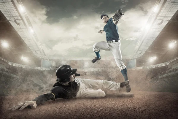 Jugadores de béisbol en acción — Foto de Stock