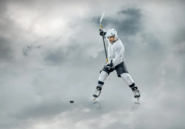 Jugador de hockey sobre hielo en acción — Foto de Stock