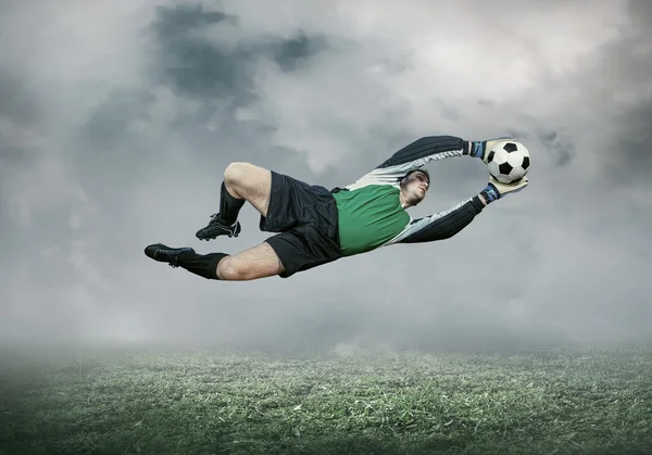 Voetbal-speler met bal In actie — Stockfoto