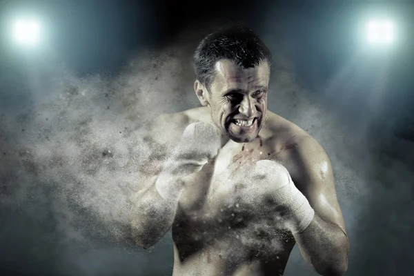 Boxeador masculino en acción — Foto de Stock