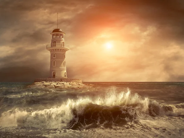 Faro en el mar bajo el cielo — Foto de Stock