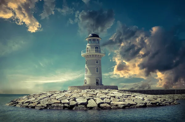 Faro en el mar bajo el cielo —  Fotos de Stock