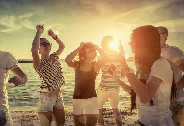 De grappige dans vrienden op het strand — Stockfoto