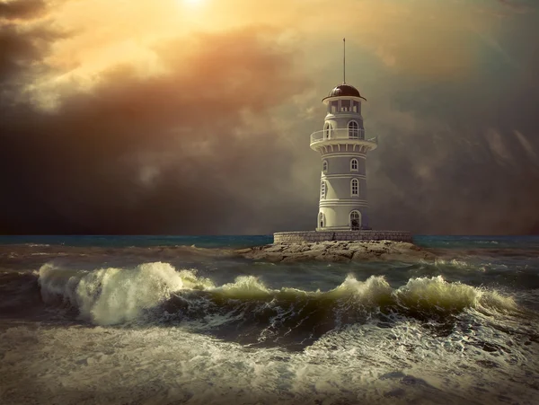 Faro sul mare sotto il cielo — Foto Stock