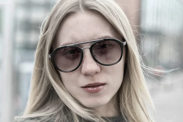 Portret van een blonde vrouw — Stockfoto