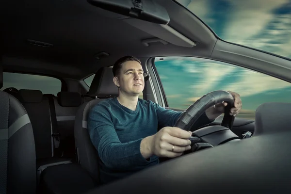 Homem dirigindo um carro. — Fotografia de Stock