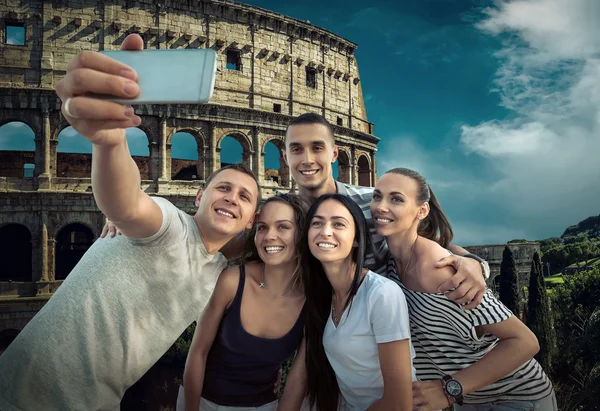 Self Group Dostları Dünyanın Popüler Seyahat Yerlerinden Biri Olan Roma — Stok fotoğraf