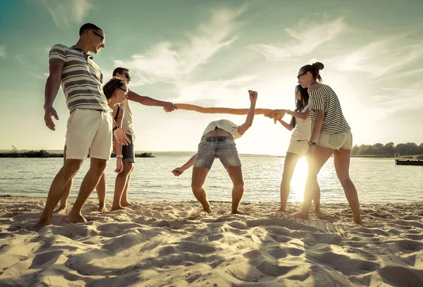 Друзья Веселая Игра Пляже Закатом Солнца — стоковое фото