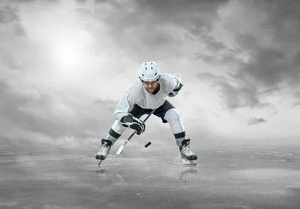 Jugador de hockey sobre hielo en acción —  Fotos de Stock