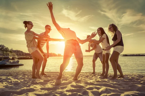 Vrienden Grappig Spel Het Strand Onder Zonsondergang Zonlicht — Stockfoto