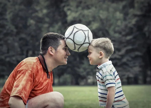 Vader en zoon die voetballen — Stockfoto