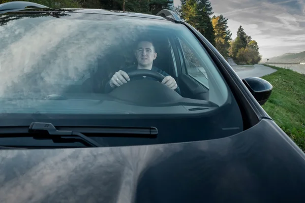 Hombre conduciendo un coche — Foto de Stock