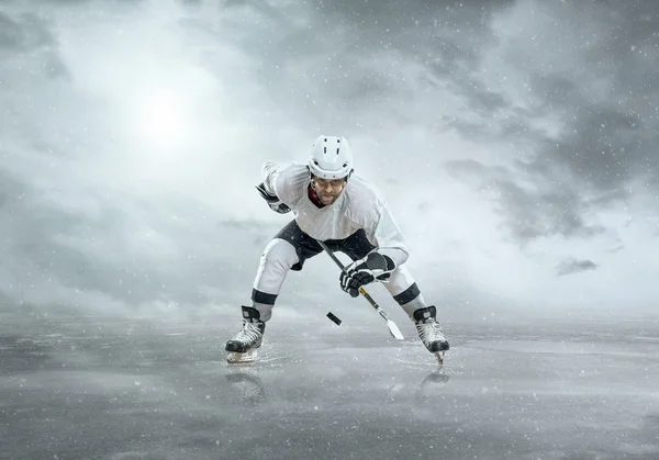 Ijshockeyspeler in actie — Stockfoto