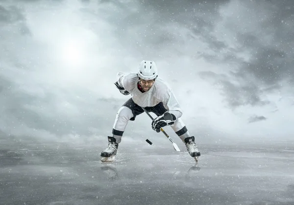 Jugador de hockey sobre hielo en acción —  Fotos de Stock